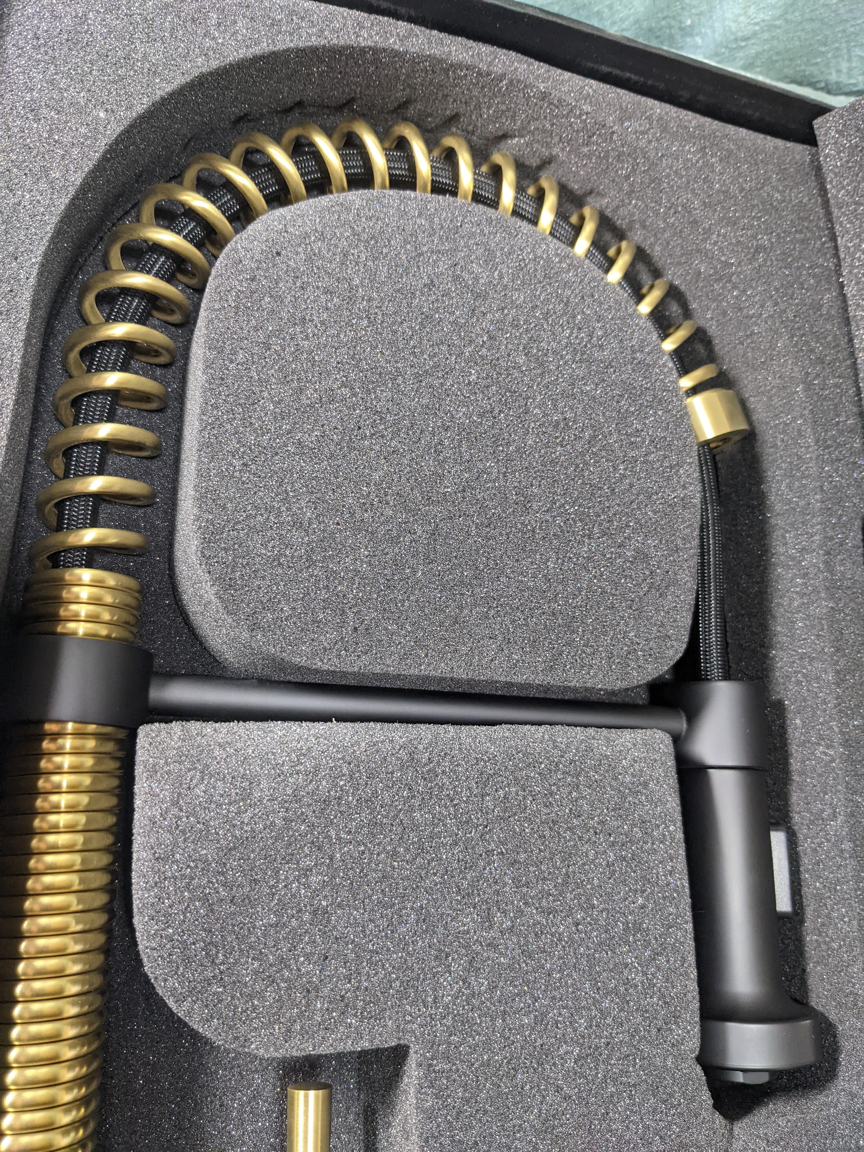 VIGO 18.5" H Edison Pull-Down Sprayer Kitchen Faucet in Matte Gold/Matte Black (7198020272366)